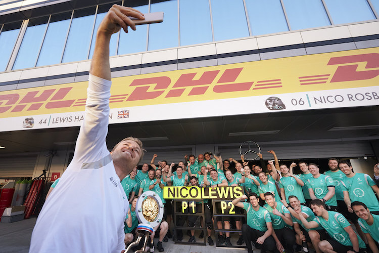Nico Rosberg: Noch rasch ein Selfie mit seiner Truppe