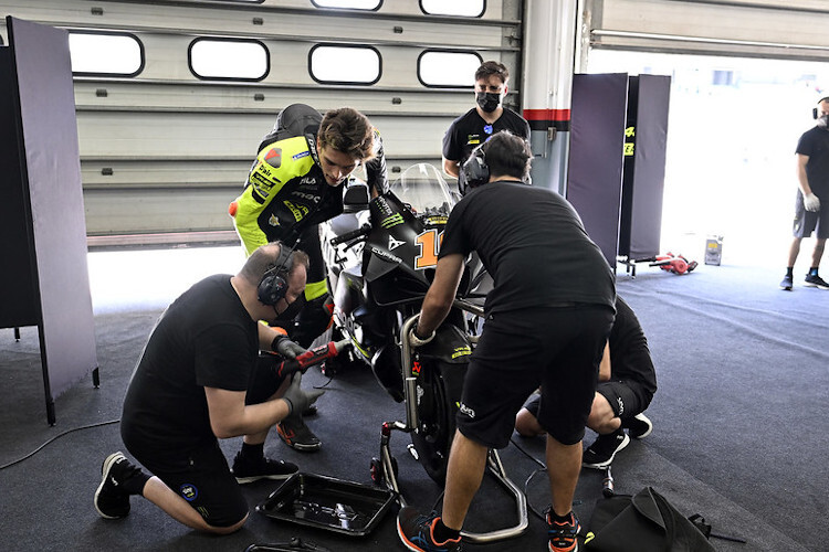 In der Box von Luca Marini wurde in Sepang fleißig gearbeitet