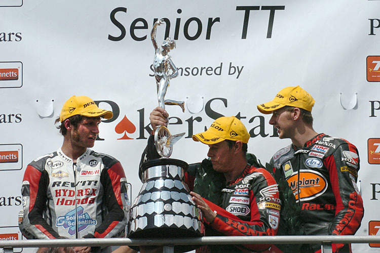 Senior-TT 2007: Guy Martin (li.) neben Sieger John McGuinness und Ian Hutchinson (re.)