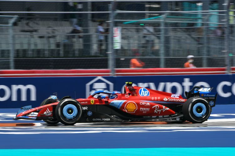 Neuer Lack in Miami: Beim ersten US-Grand-Prix des Jahres fuhr Ferrari mit blauen Akzenten für den neuen Sponsor. In Imola sollen neue Teile an den Boliden kommen