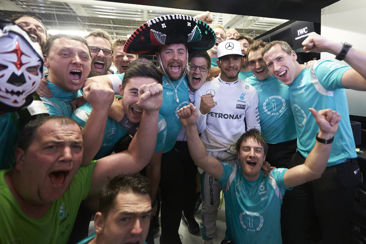 Lewis Hamilton feiert mit den Jungs