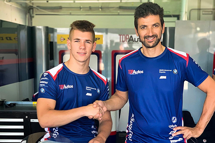 Eduardo Salvador Vera heißt Julian Mayer (li.) im Team willkommen