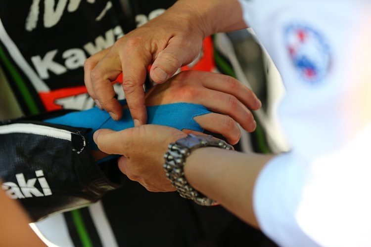 Vor Rennen 2 wird die Hand von Tom Sykes bandagiert
