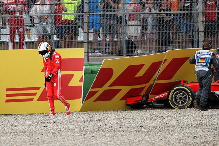 Sebastian Vettel trottet nach seinem Hockenheim-Fehler davon
