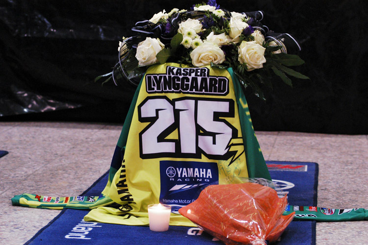 Im Fahrerlager der Westfalenhalle erinnern Blumen an Kasper Lynggaard