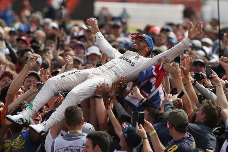 Lewis Hamiltons Bad in der Menge