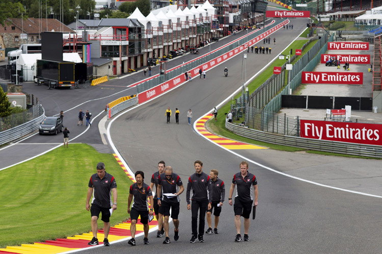 Gestern durften die Formel-1-Stars den Circuit de Spa-Francorchamps zu Fuss erkunden, heute rücken sie im Auto aus