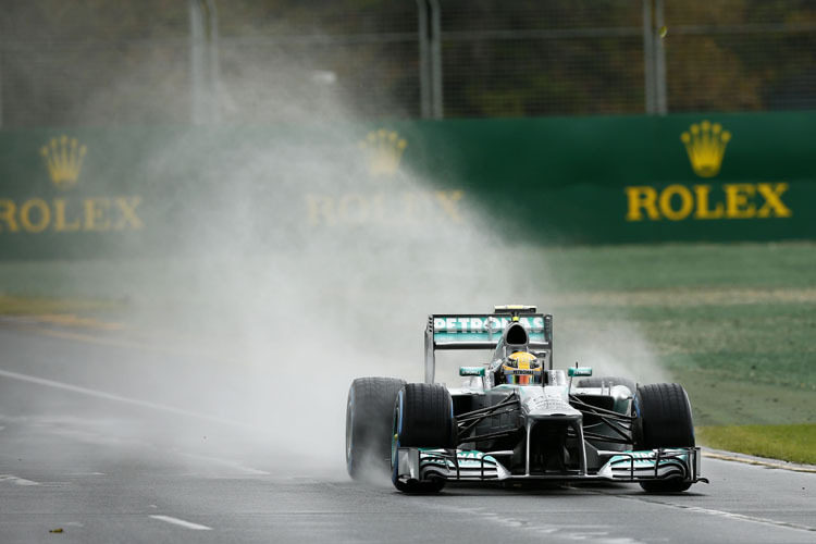 Nico Rosberg pflügt durch den überfluteten Albert Park