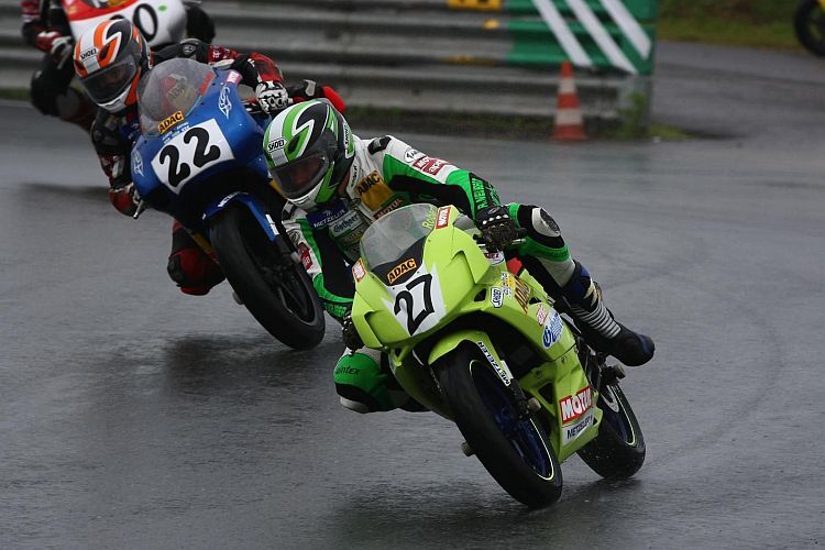 Robert Neubert gewinnt auf dem Sachsenring im Regen.