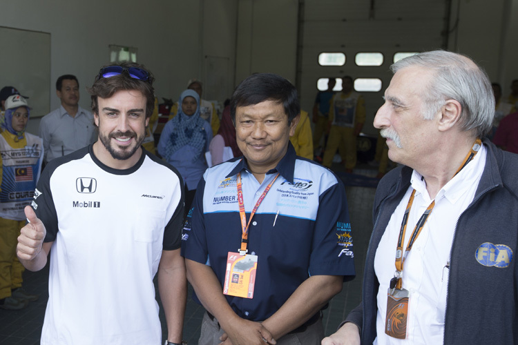 Fernando Alonso mit den leitenden Ärzten