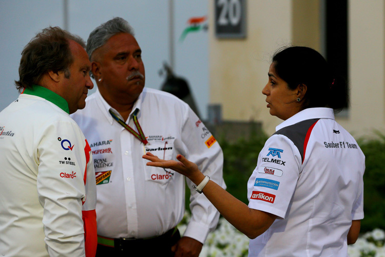 Bob Fearnley und Vijay Mallya mit Monisha Kaltenborn