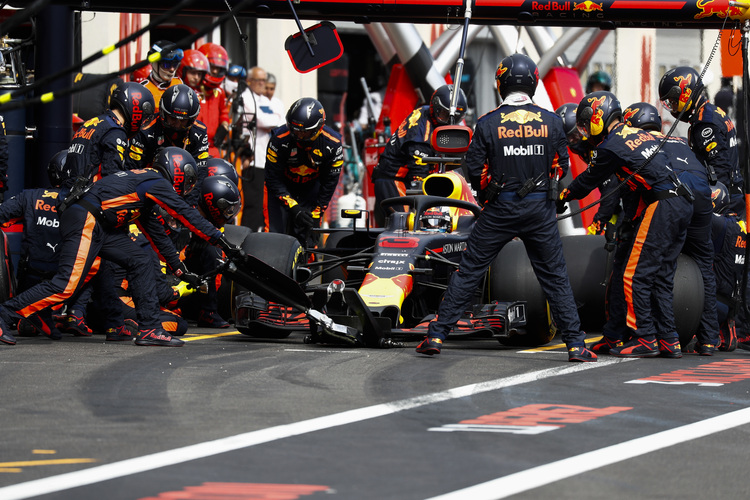 Beim Boxenstopp vonDaniel Ricciardo entdeckte das Team den Schaden am Frontflügel