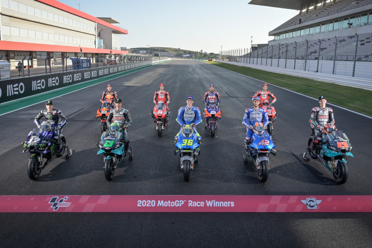 Die MotoGP-Sieger 2020: Maverick Viñales, Franco Morbidelli, Joan Mir, Alex Rins, Fabio Quartararo (erste Reihe) sowie Brad Binder, Andrea Dovizioso, Miguel Oliveira und Danilo Petrucci (dahinter)