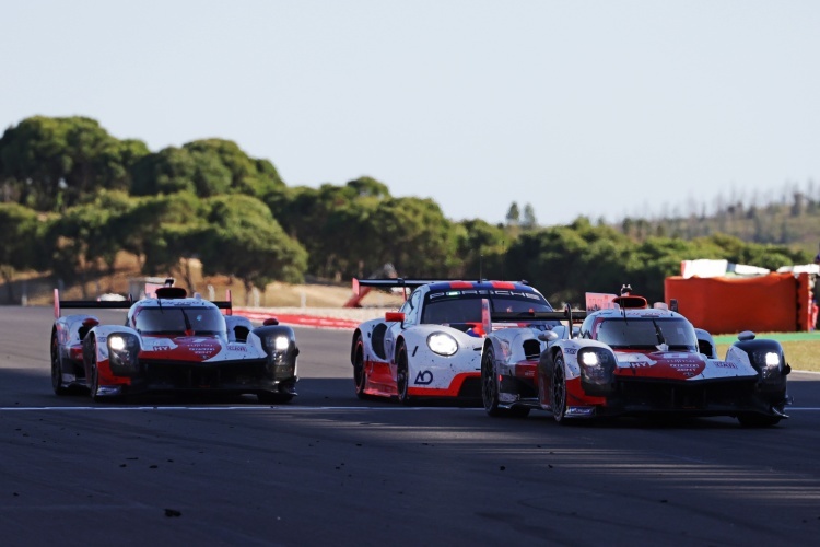 Die beiden Toyota GR010 Hybrid in Portimão - dazwischen ein Porsche 911 RSR