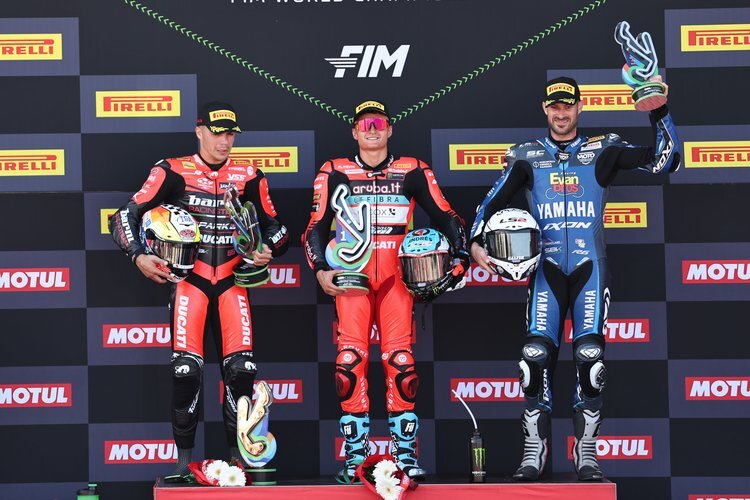 Valentin Debise (re) mit zwei Ducati-Piloten auf dem Podium