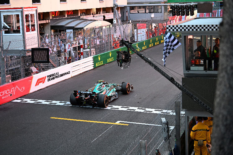 Zieleinfahrt! Hier dachte Fernando Alonso, er wäre Zehnter. Er war aber in Wahrheit Elfter