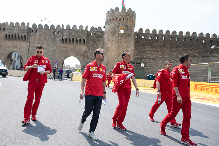 Pistenbesichtigung von Sebastian Vettel und seinen Technikern