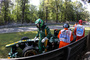 Die Monza-Streckenposten helfen 2011 Caterham-Fahrer Heikki Kovalainen