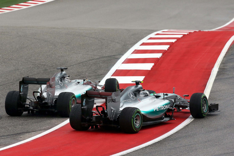 Kurz nach dem Start in Austin: Hamilton (links) presst sich an Rosberg vorbei