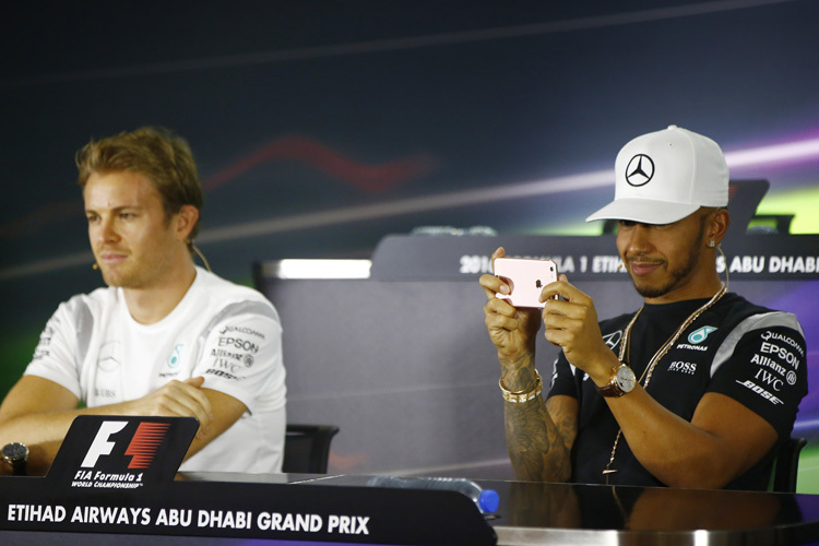 Nico Rosberg und Lewis Hamilton vor der Konferenz