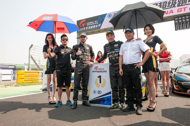 Alex Fontana (M.li.) ist neuer GT4-Meister in China