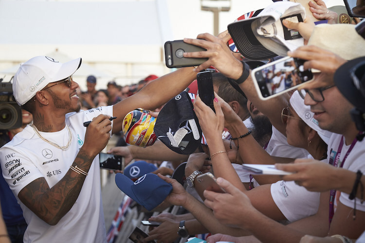 Lewis Hamilton mit einigen F1-Fans