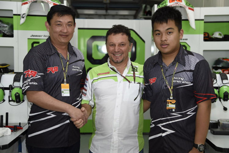 Teambesitzer Fausto Gresini (Mitte) mit Vertretern von R9 Racing Generation