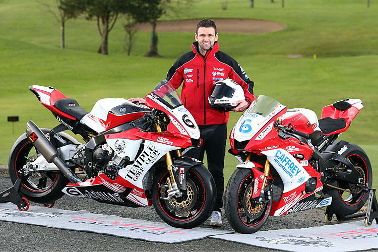 William Dunlop mit den vom Temple Golf Club finanzierten Motorrädern