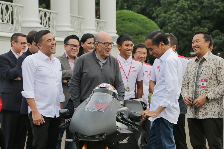 Carmelo Ezpeleta mit ITDC-CEO und Präsident Abdulbar M Mansoer (links) und Präsident Joko Widodo (rechts)