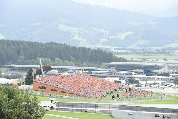 Unter Gleichgesinnten: Auf der KTM-Tribüne fühlen sich die Fans der Österreicher wohl