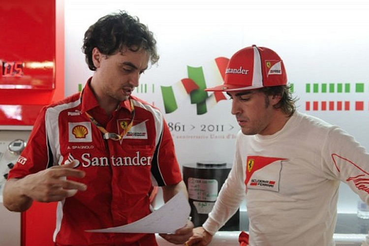 Ingenieur Antonio Spagnolo mit Fernando Alonso