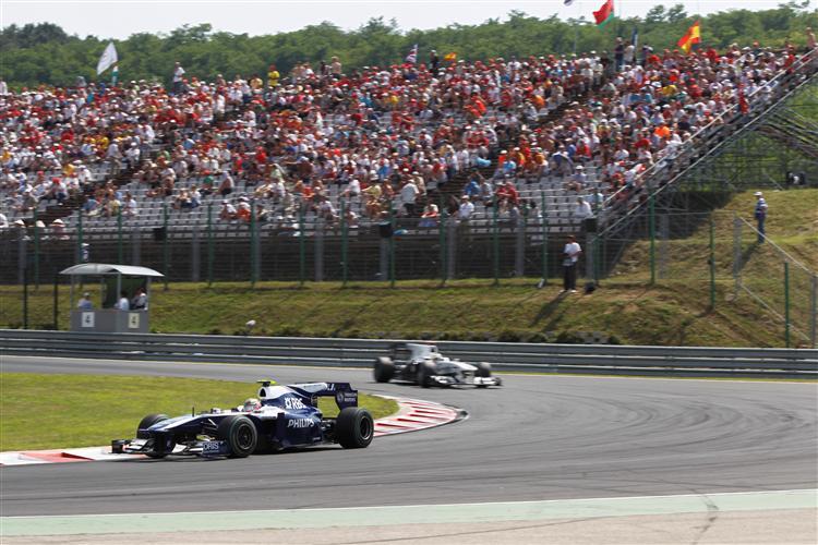 Nico Hülkenberg, verfolgt von Pedro de la Rosa