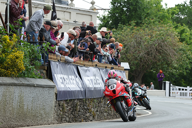 Superbike-TT: Davey Todd (8) vor Michael Dunlop (6)