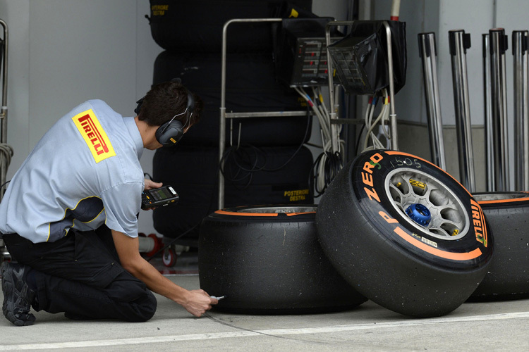 Ein Pirelli-Techniker an der Arbeit