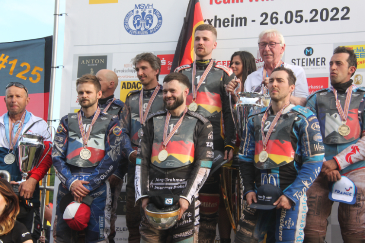 Gold für Deutschland mit Erik Riss und Max Dilger (vorne) sowie Lukas Fienhage