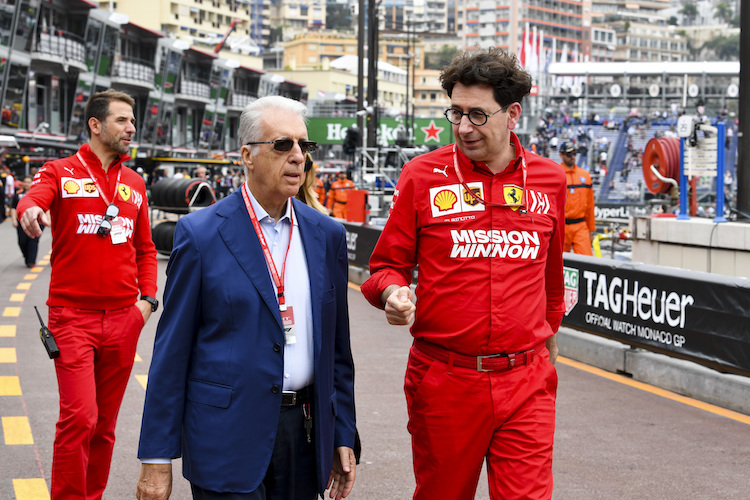 Piero Ferrari (im Anzug) und Mattia Binotto (rechts) in Monte Carlo