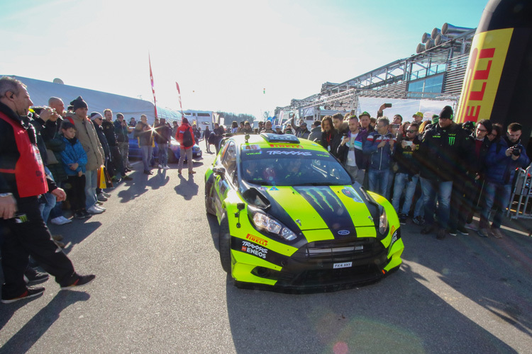 Valentino Rossi belegt nach der zweiten Sonderprüfung der Monza Rally Show den ersten Zwischenrang