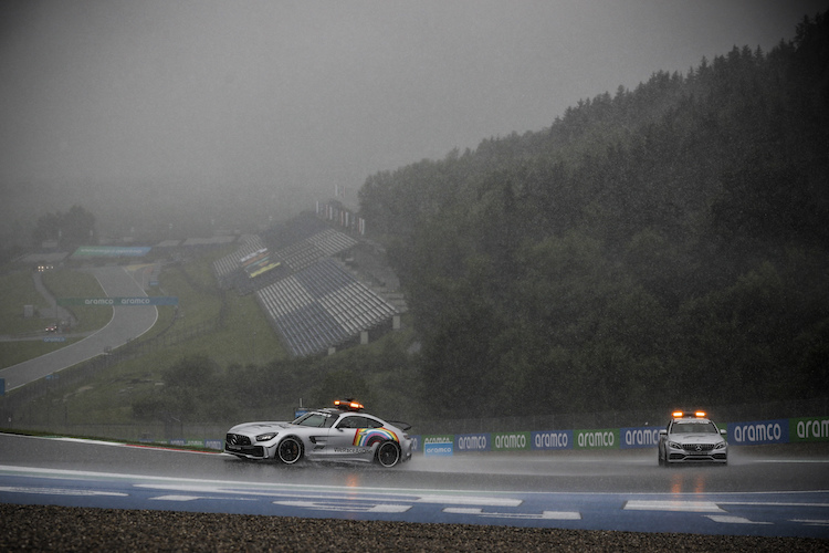 Bei diesem Wetter wagten sich nur Safety-Car-Fahrer Bernd Mayländer und Medical-Car-Pilot Alan van der Merwe auf die Piste