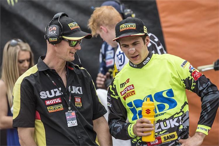 Jeremy Seewer berät sich mit Stefan Everts