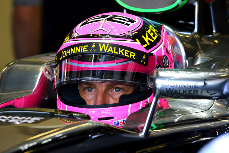 McLaren-Pilot Jenson Button rückt in Silverstone mit einem pinken Helm aus – zu Ehren seines verstorbenen Vaters, der stets im rosa Hemd durchs Fahrerlager flanierte