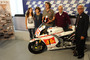 Freundin und Eltern von Marco Simoncelli, daneben Ezepleta und Ippolito