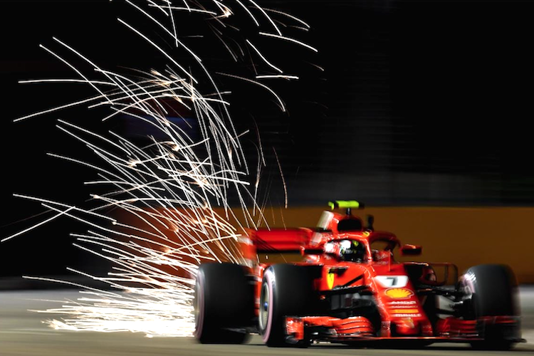 Nachtspektakel in Singapur: Kimi Räikkönen 2018 auf seiner Quali-Runde