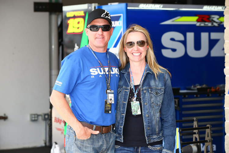 Vor der Suzuki-Box in Texas: Kenny Roberts jr. und Gattin Rochelle