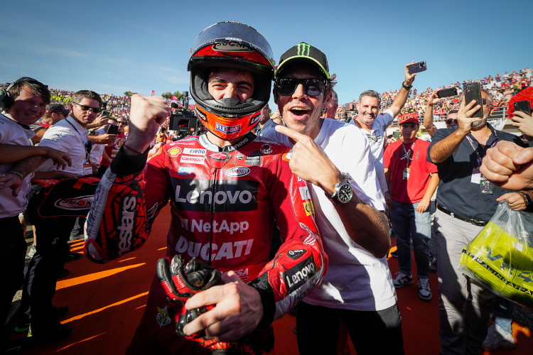Bagnaia trat mit dem MotoGP-Titel in die Fußstapfen von Valentino Rossi