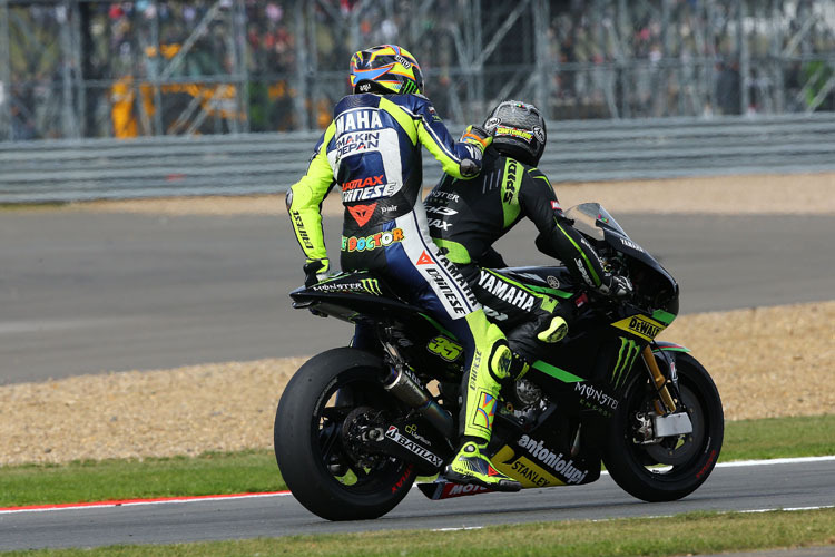 Silverstone: Rossi blieb ohne Sprit liegen, Crutchlow lud ihn auf