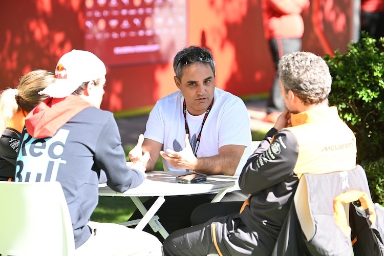 Juan Pablo Montoya (Mitte), rechts McLaren-Teamchef Andrea Stella
