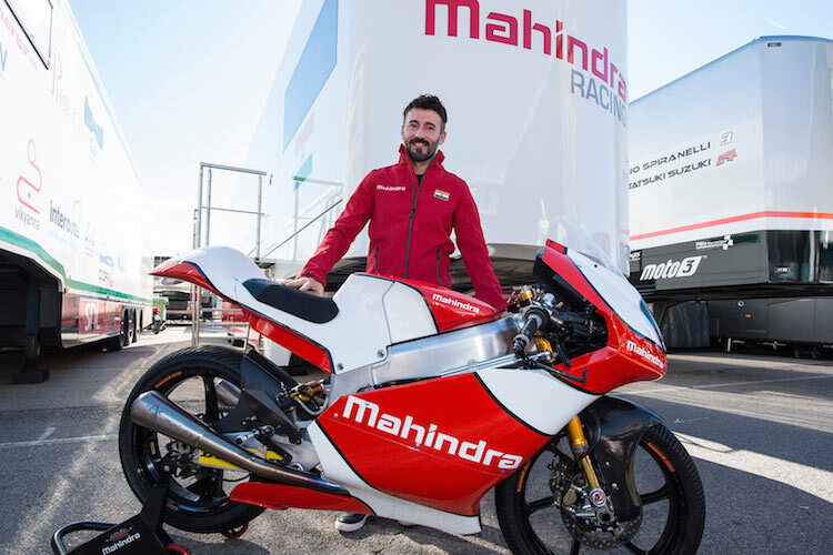 Max Biaggi trägt das Mahindra-Outfit aus Überzeugung