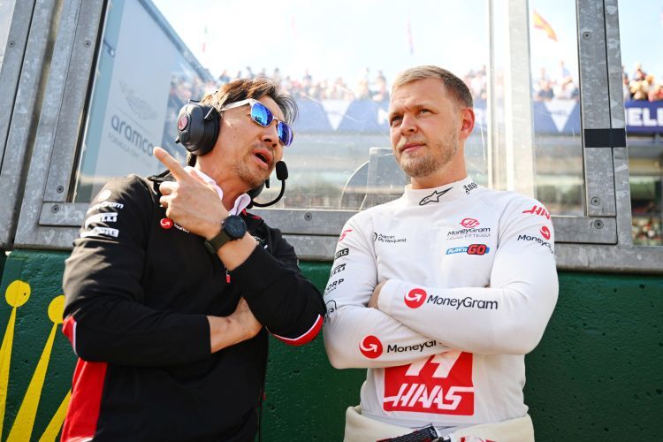 Kevin Magnussen mit Teamchef Ayao Komatsu. Der Japaner ist seit dem Winter neuer Teamchef bei Haas