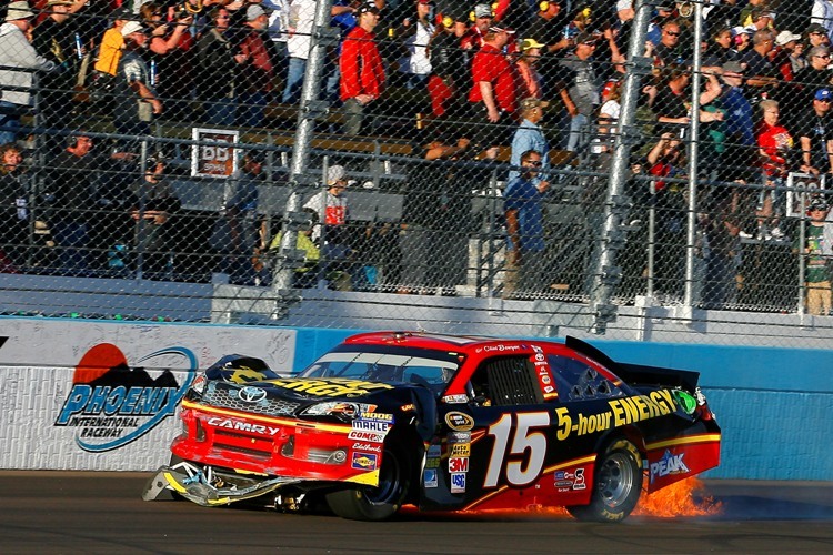 Der Toyota von Clint Bowyer nach Gordons Foul