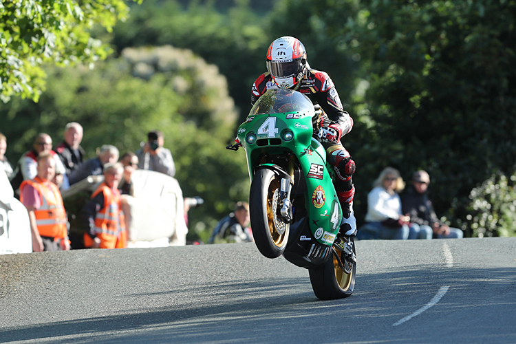 Michael Rutter (Paton): Man beachte den Hinterreifen beim Sprung über die Ballaugh Bridge